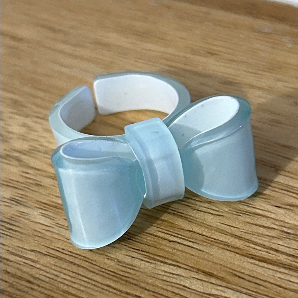 Bow Ring NEW light blue/white color size 7 chunky acrylic